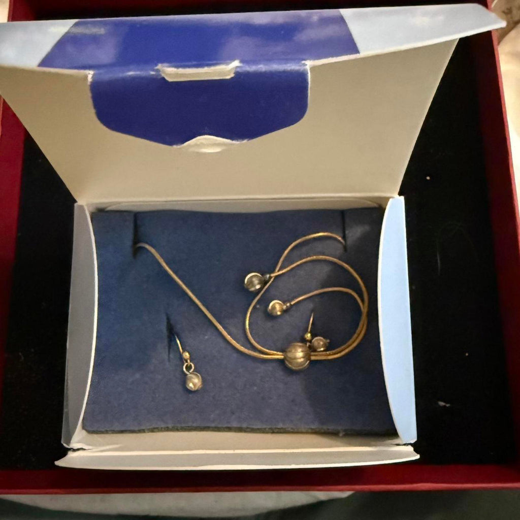Avon Gold Tone Lariat Necklace