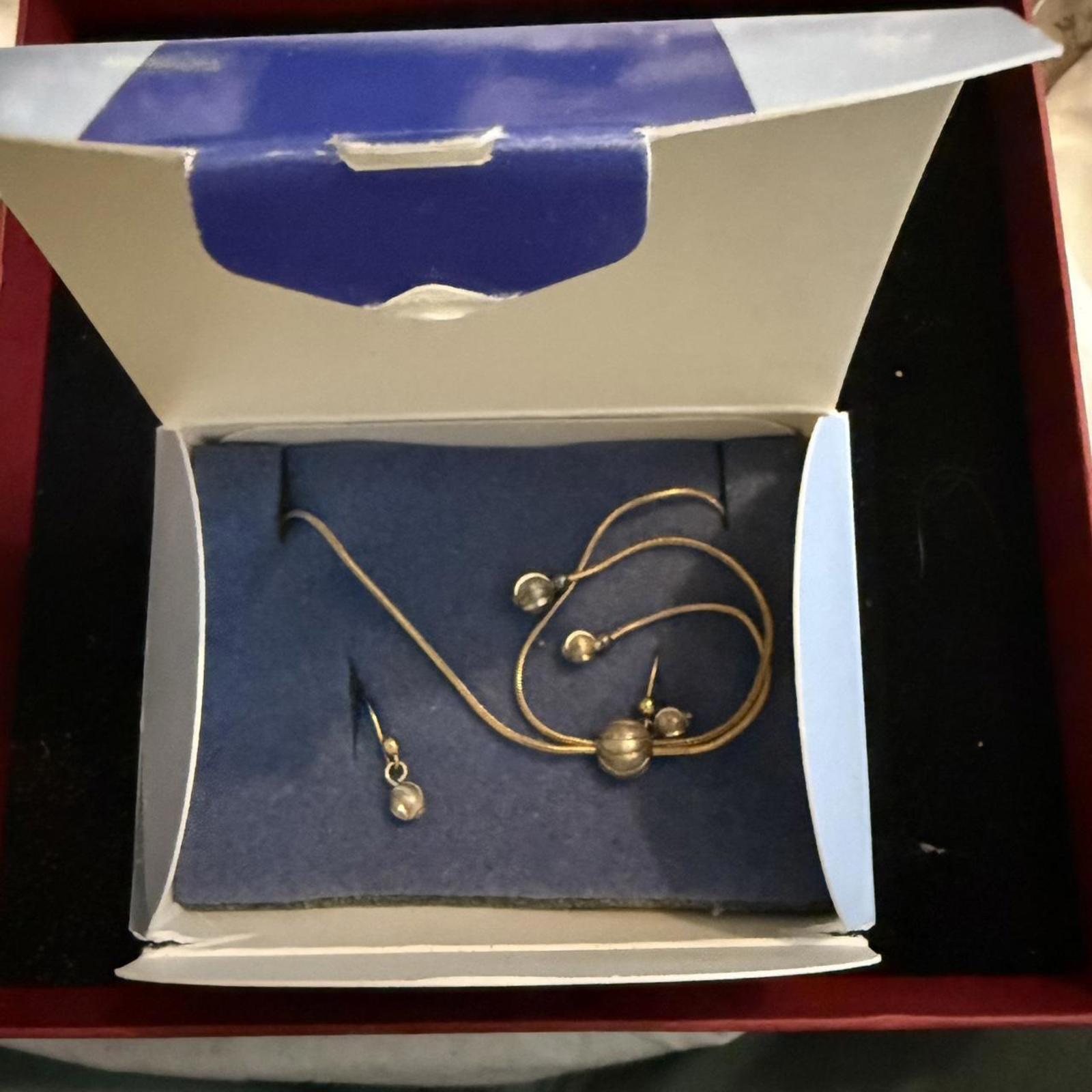 Avon Gold Tone Lariat Necklace