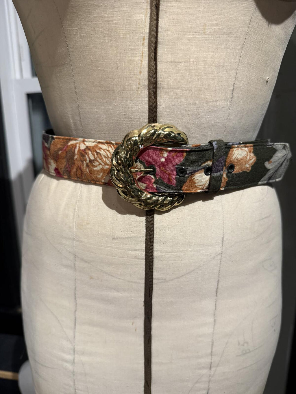 Floral Pattern Belt with Gold-Tone Round Buckle