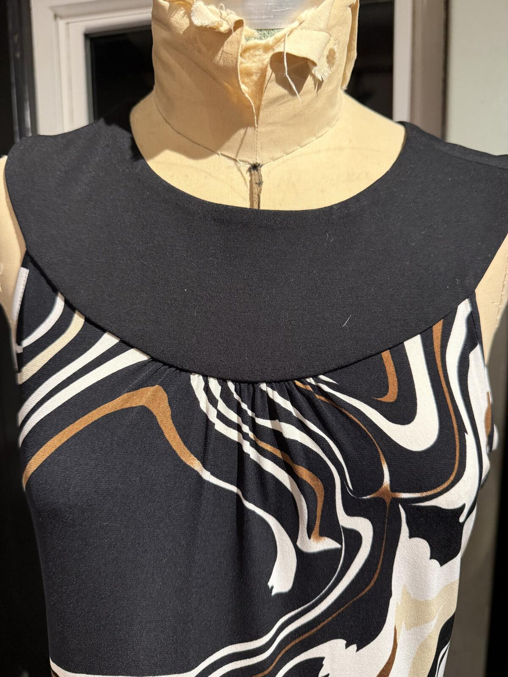Cache Vintage Sleeveless Abstract Print Dress with Black Collar