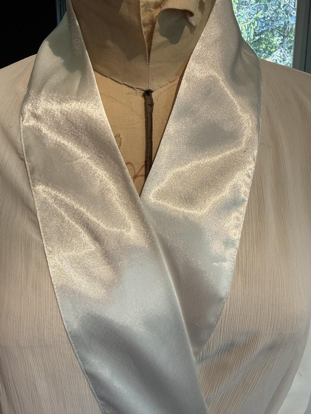 Victoria’s Secret Vintage Ivory Satin Trim Kimono Robe