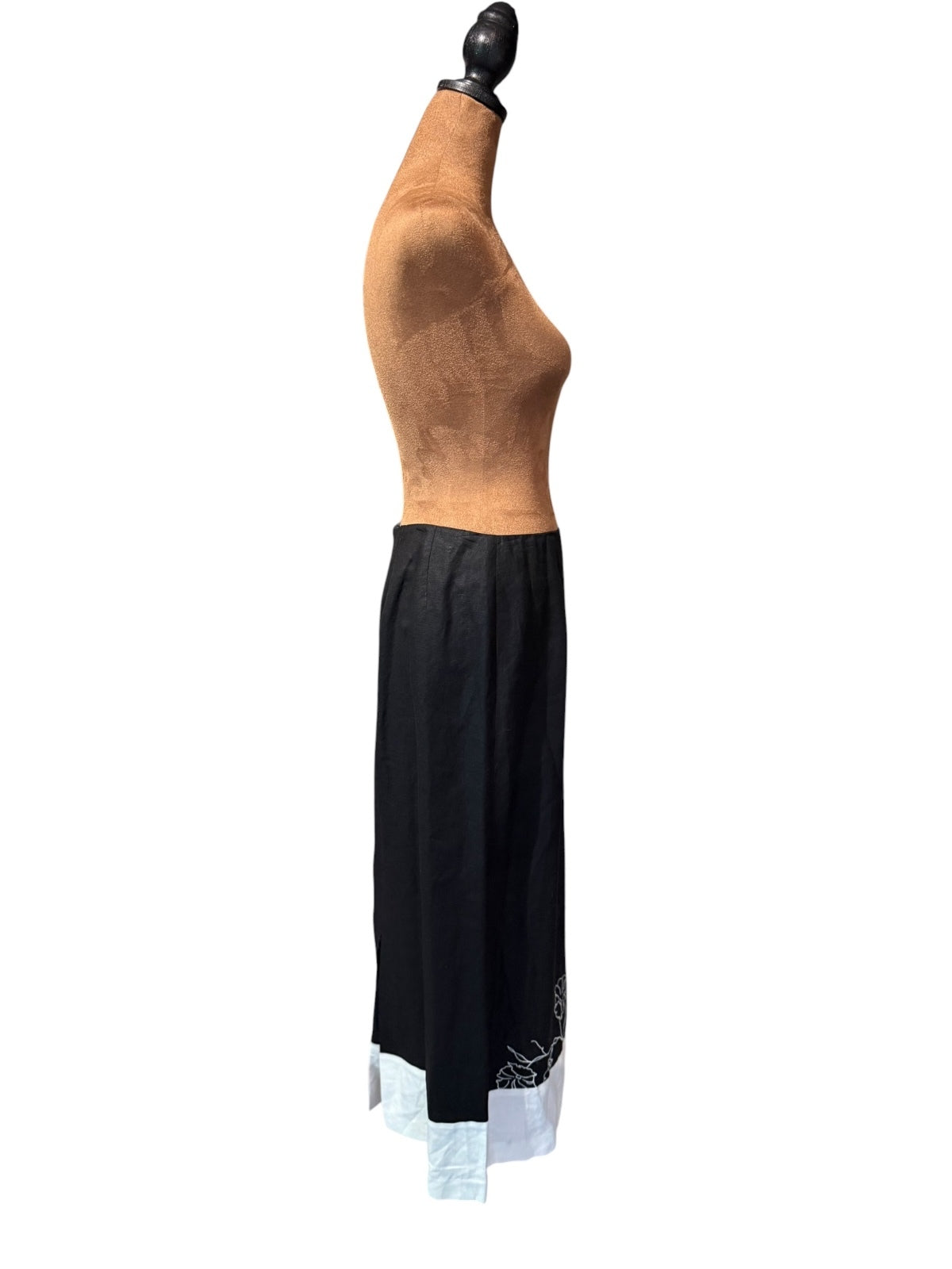 B. Moss Tailor Black and White Floral Embroidered Skirt