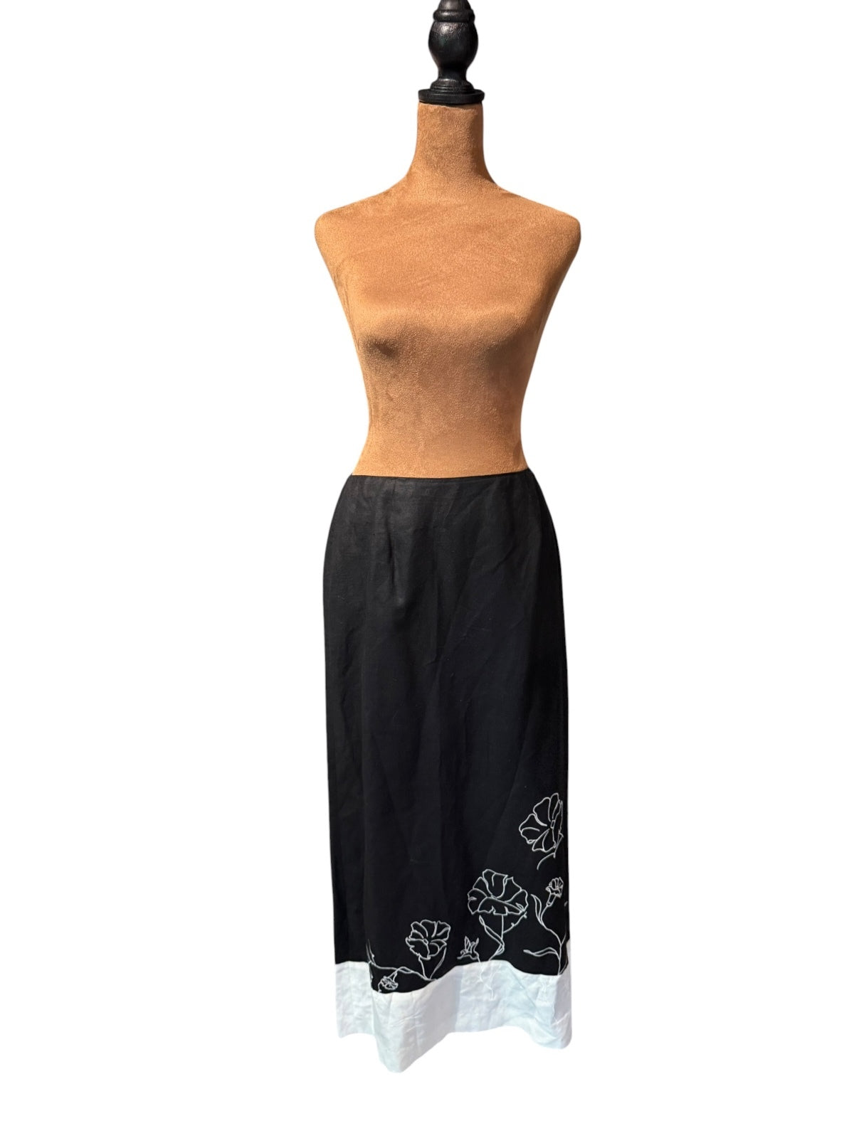 B. Moss Tailor Black and White Floral Embroidered Skirt