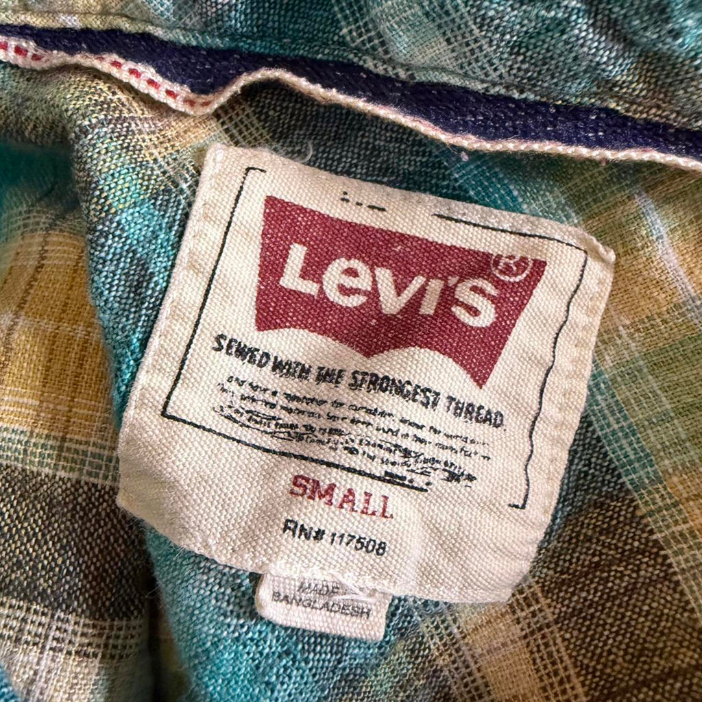 Levi's Small Plaid Button-Up Shirt